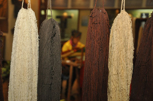 用天然染色材料上色后的木棉線 黎族織錦