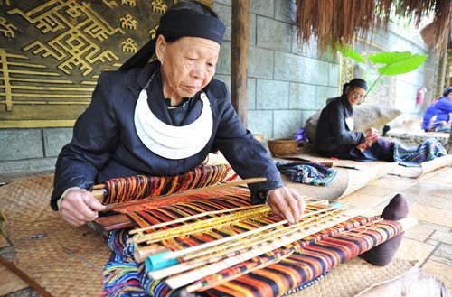 織黎錦的黎族老人 黎族織錦