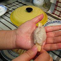 把手打濕,放上一勺蝦蓉,用甘蔗棒裹住 海尾甘蔗蝦